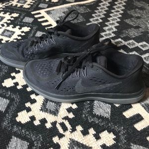 Black nike flex running shoes size 5.5